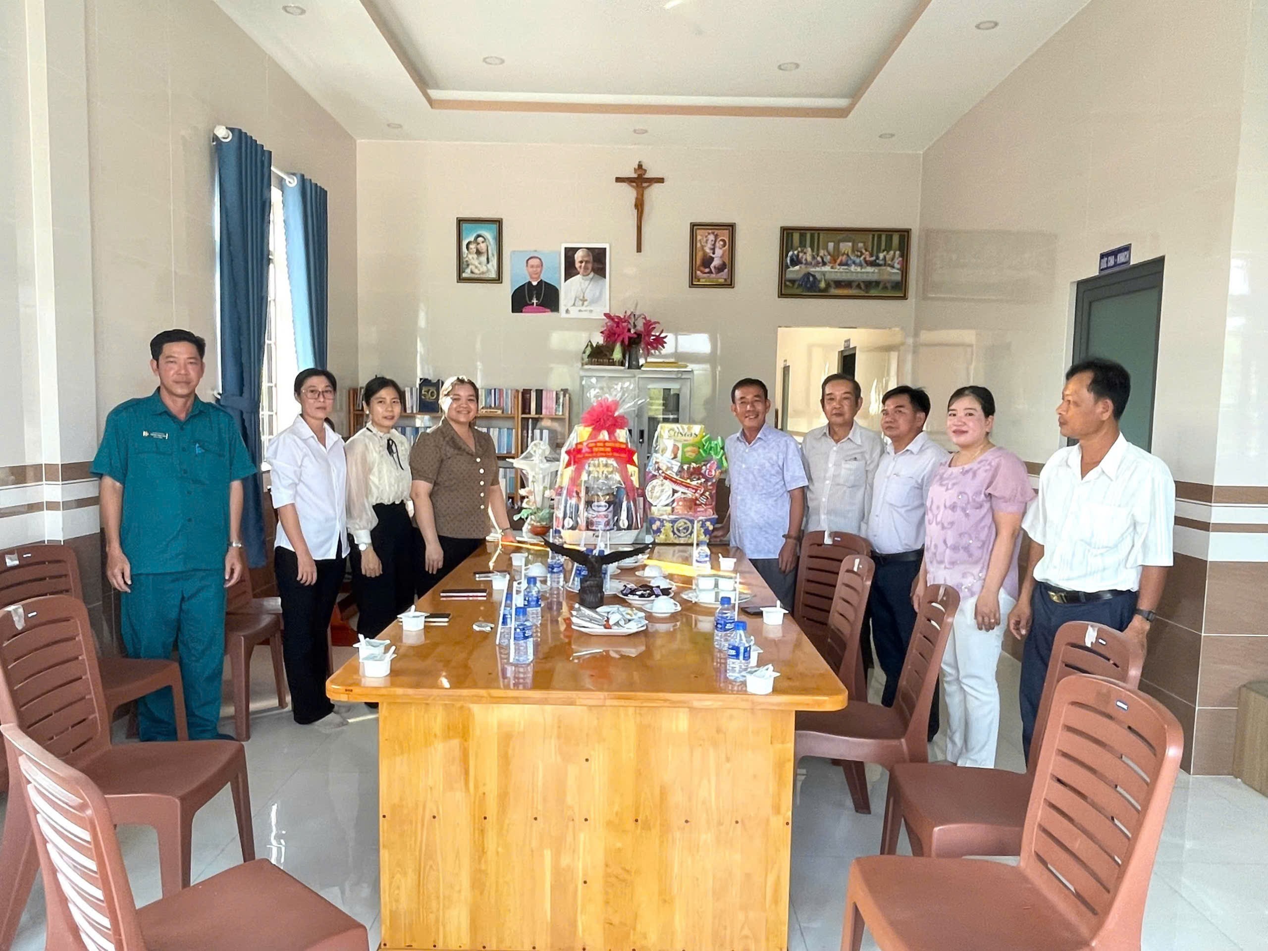 Đoàn công tác của xã Nhơn Phú đến thăm và chúc mừng Họ đạo Công giáo Cái Lóc, Họ đạo Công giáo Cái Kè, Họ đạo Công giáo Nhơn Phú nhân dịp Lễ Giáng sinh năm 2025