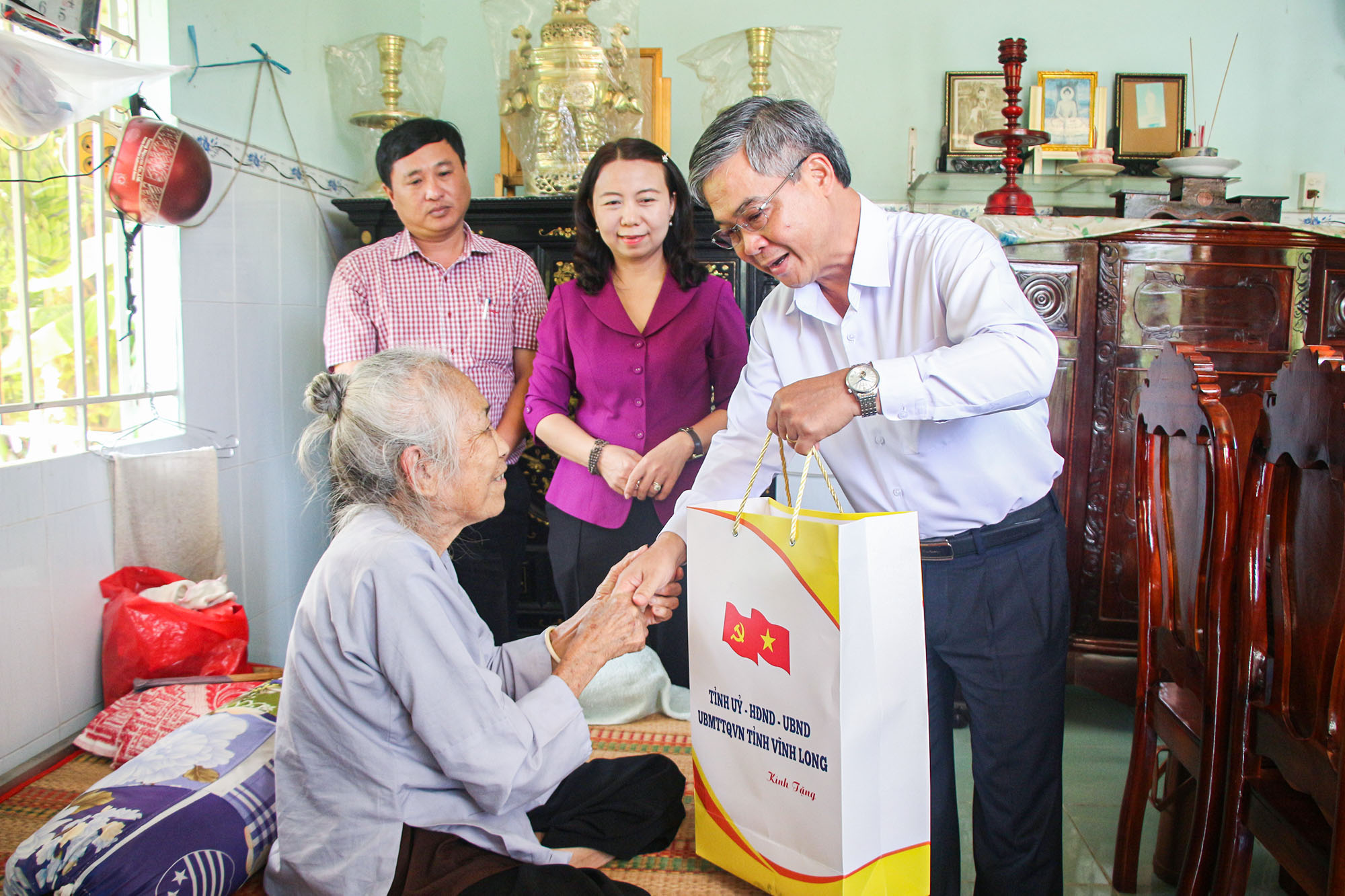 Phó Chủ tịch UBND tỉnh Châu Văn Hòa thăm, tặng quà gia đình chính sách trên địa bàn xã Phú Quới