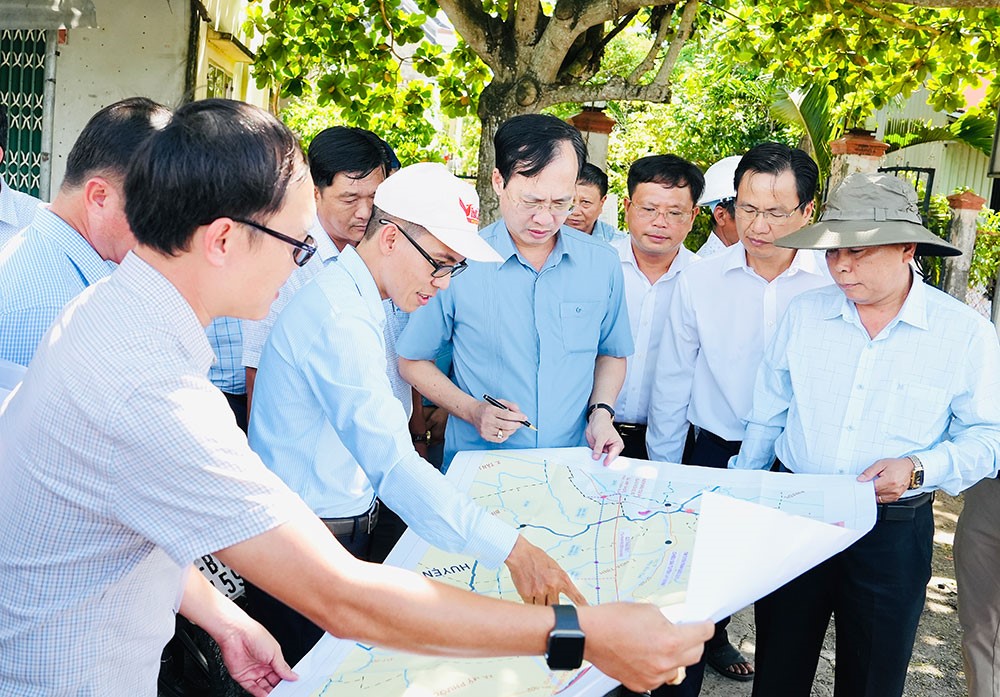 Ông Trần Trí Quang - Phó Bí thư Tỉnh ủy, Chủ tịch UBND tỉnh đi khảo sát tiến độ thực hiện và công tác giải phóng mặt bằng các dự án Cầu Đình Khao; Tuyến tránh quốc lộ 57