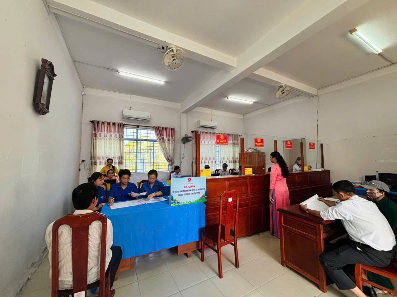 Đoàn thanhh niên Hưởng ứng phong trào "Bình dân học vụ số", tiếp tục hướng dẫn người dân tích hợp thẻ Bảo hiện Y tế và kích hoạt sổ sức khỏe điện tử trên ứng dụng VNeID