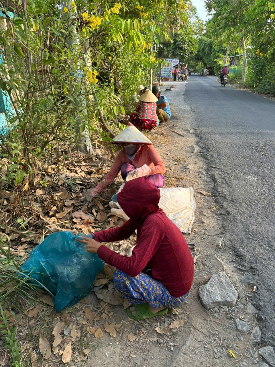 Ban Công tác Mặt trận ấp Cái Kè tham gia lập lại trật tự ATGT và dọn dẹp cảnh quan môi trường.