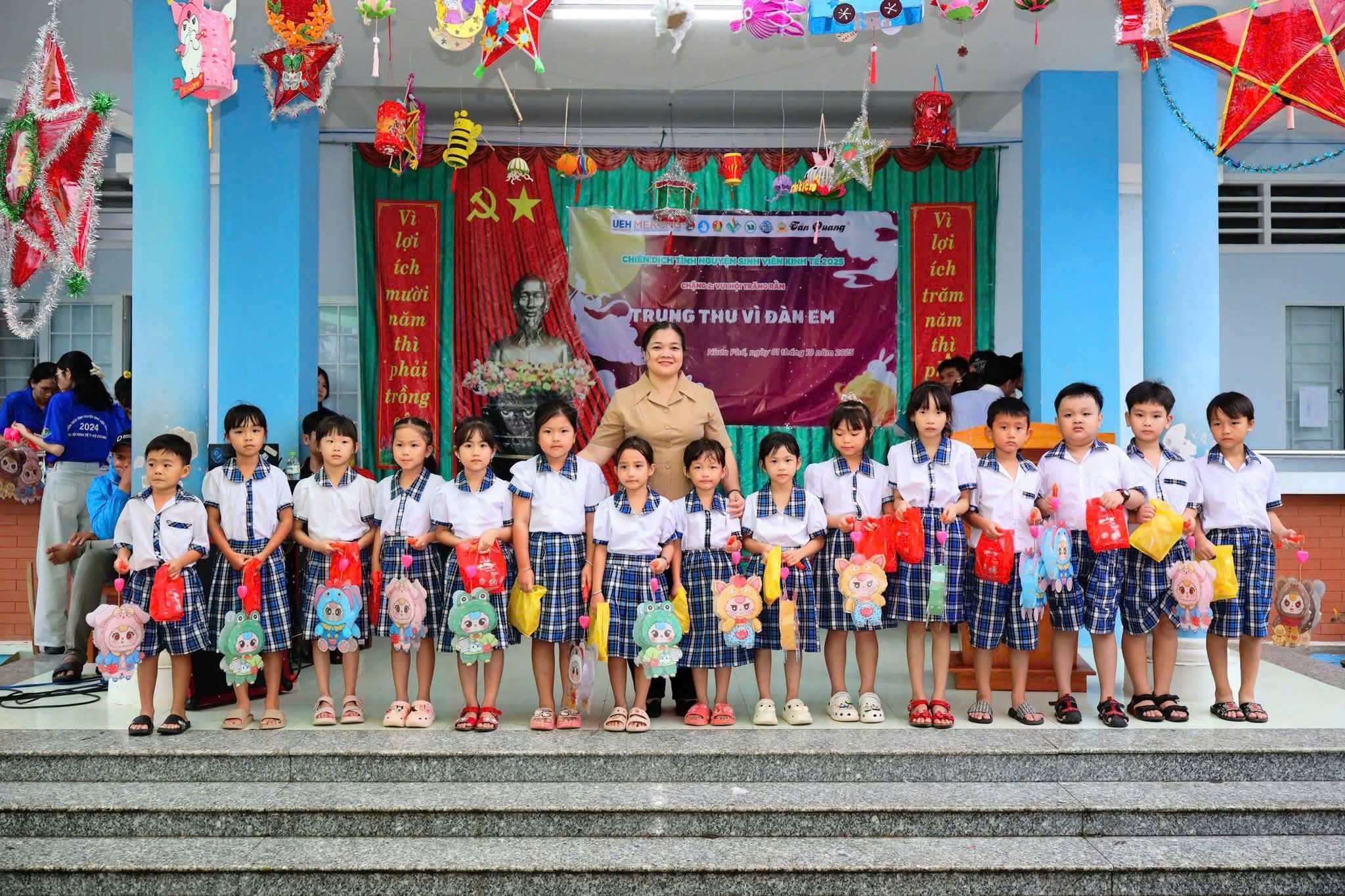 Trao tặng 4.952 phần quà trung thu cho thiếu nhi xã Nhơn Phú năm 2025