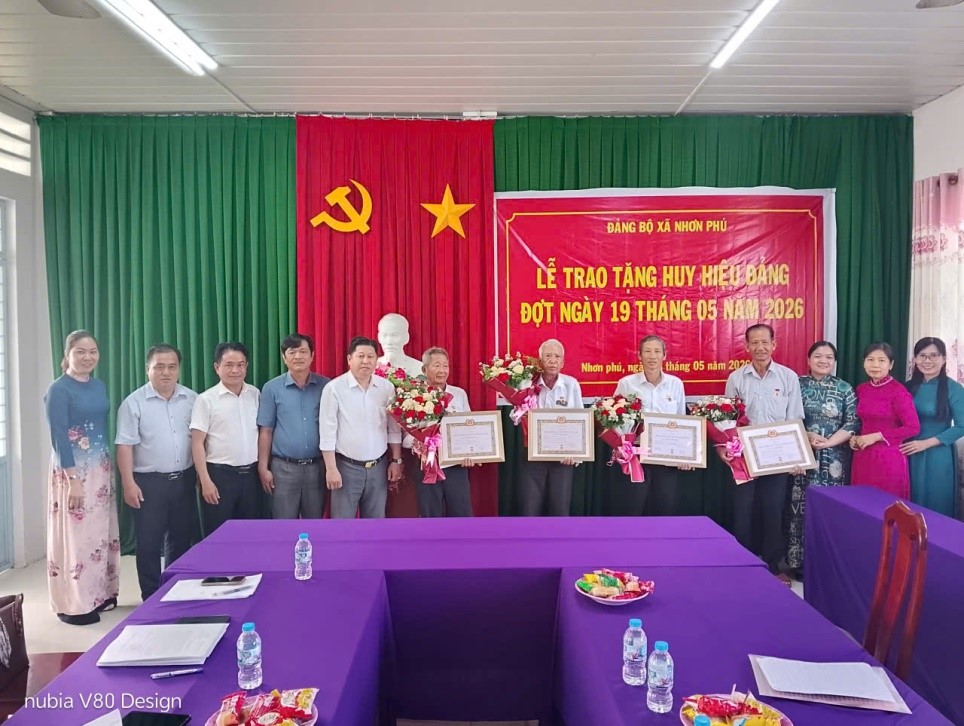 Xã Nhơn Phú tổ chức Lễ trao huy hiệu Đảng cho đảng viên cao niên tuổi Đảng đợt 19 tháng 5 năm 2026