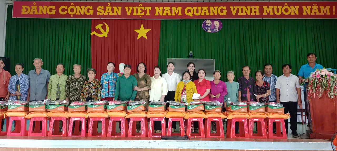 Mạnh thường quân Đức Tuyết tặng quà cho người nghèo, cận nghèo và các hộ có hoàn cảnh khó khăn trên địa bàn xã Nhơn Phú
