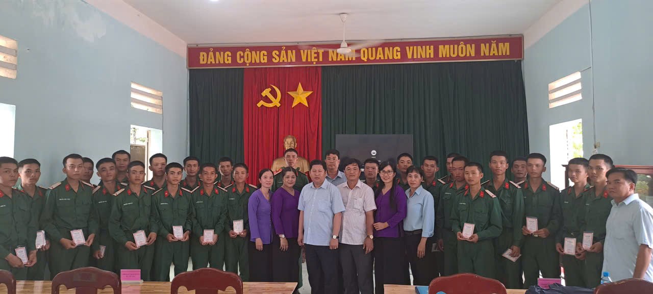 Đoàn công tác Đảng ủy, Hội đồng nhân dân, Ủy ban nhân dân, Ủy ban Mặt trận Tổ quốc Việt Nam xã Nhơn Phú đến thăm hỏi, động viên và tặng quà cho công dân thực hiện nghĩa vụ quân sự tại Trung đoàn Bộ binh 6, Trung đoàn 2, Sư đoàn 9, Quân đoàn 34