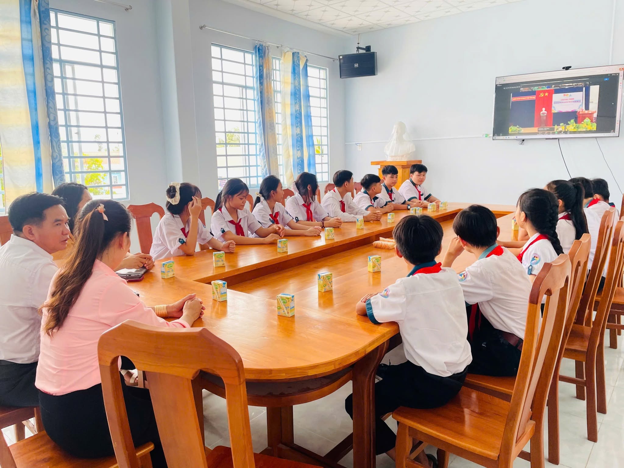 Thiếu nhi Nhơn Phú tại chương trình gặp gỡ, đối thoại giữa lãnh đạo tỉnh với thiếu nhi tỉnh Vĩnh Long năm 2026