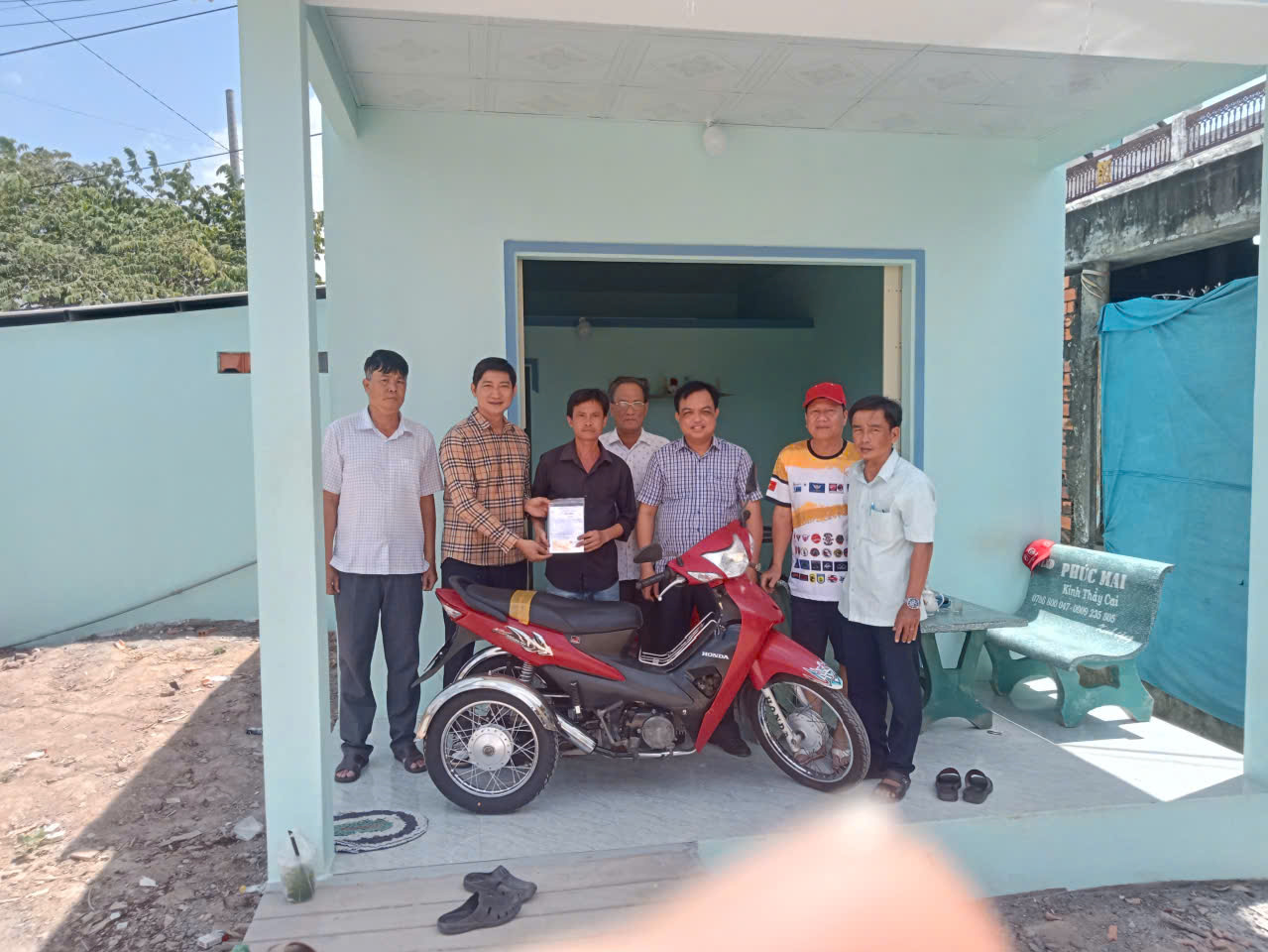 Nhơn Phú: Hỗ trợ xe máy giúp hộ nghèo có phương tiện sinh kế bền vững